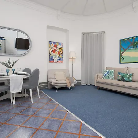 Spacious In The Center By Renters