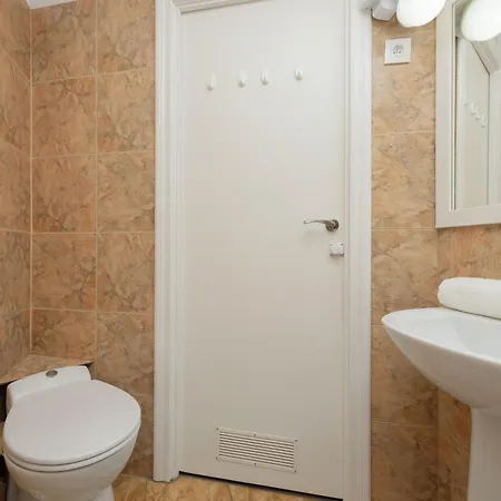 Spacious In The Center By Rent Like *